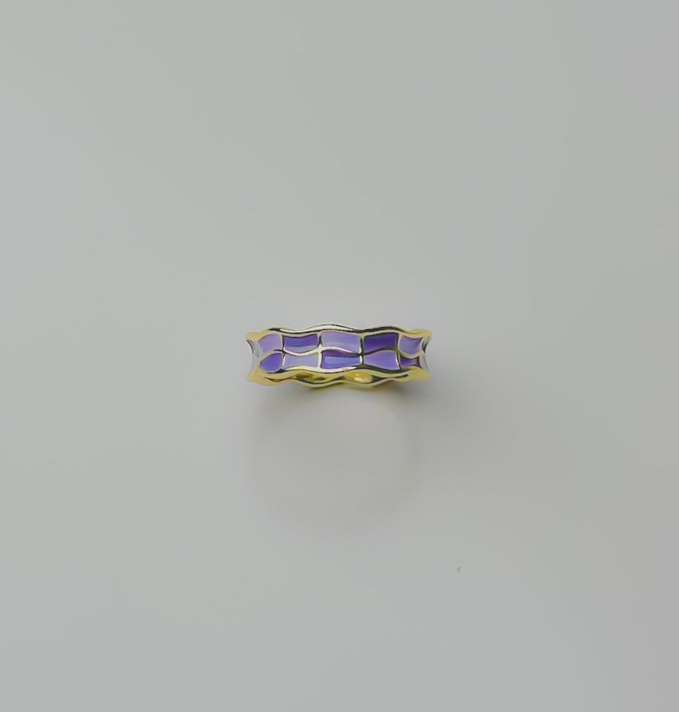 Wavy mirror band ring