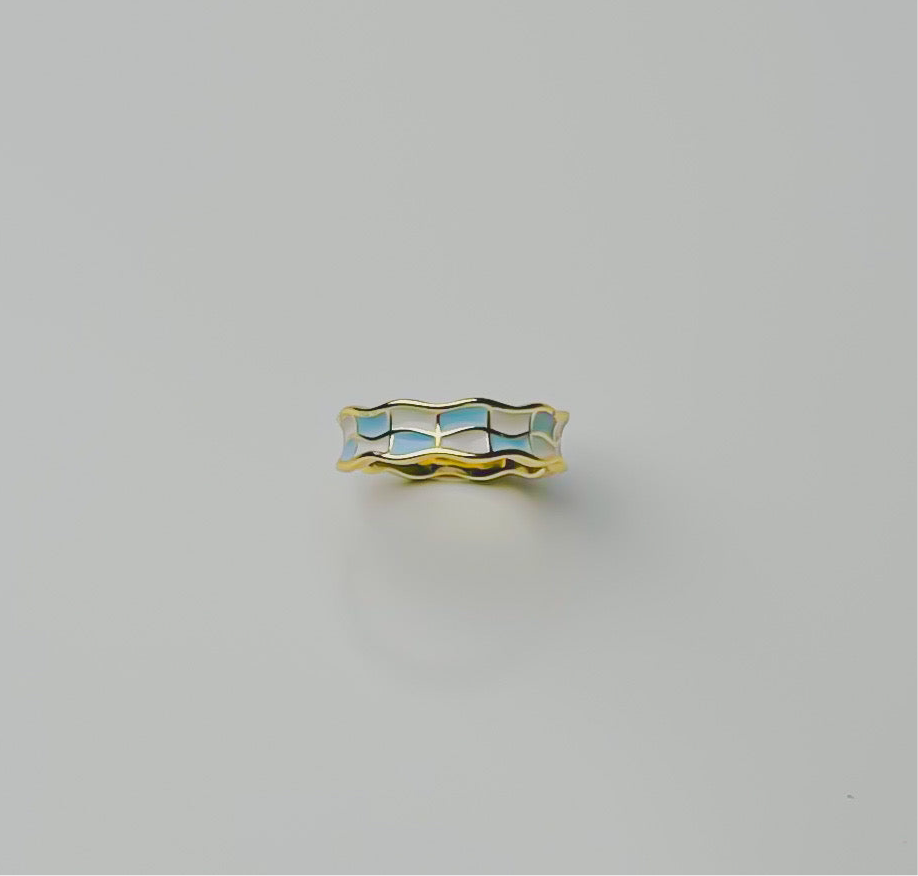 Wavy mirror band ring